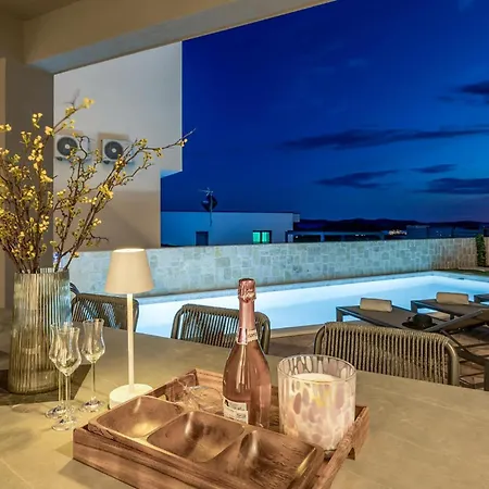 Luxurious In With Sauna 펜션 *