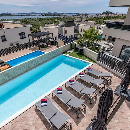 Luxurious In With Sauna 보디체