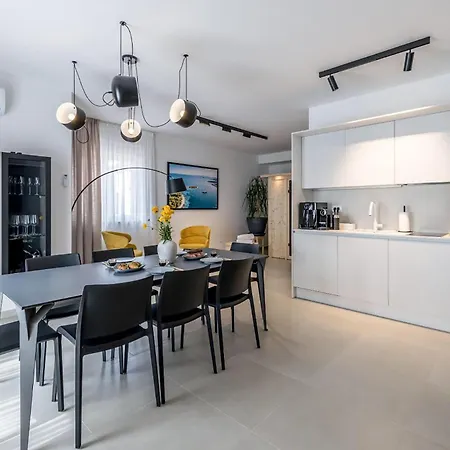 Luxurious In With Sauna 펜션 보디체